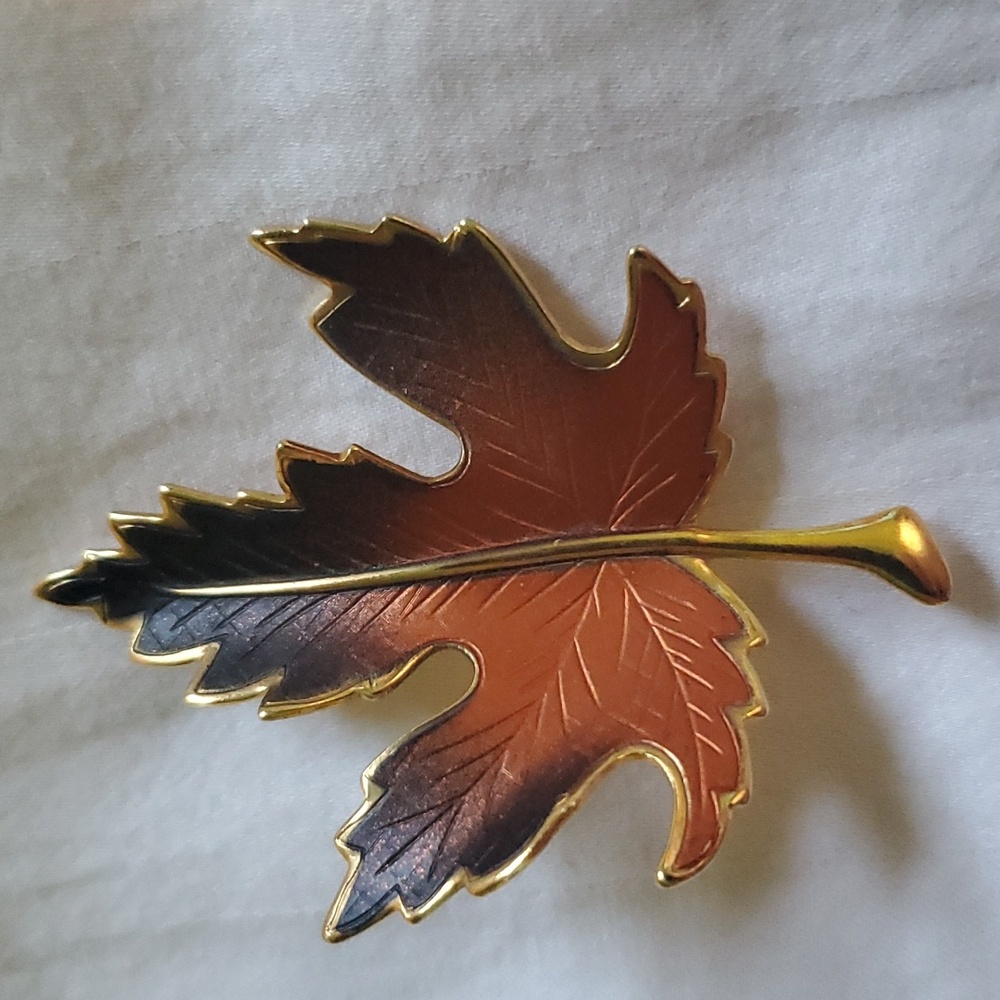 Vintage 60s 70s Autumn Fall Leaf Pin